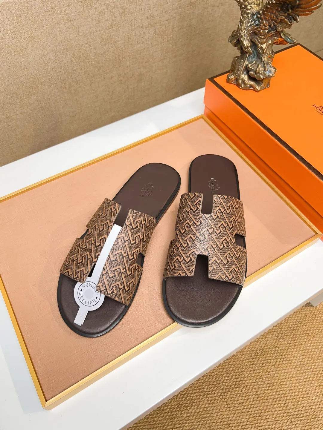 Men's clothing and shoes 💰280 💅💅💅 new arrival. Hermes Hermes official website latest counter synchronized new oran color leather H slippers, the original Paris version flew back to the original model and opened the mold to make it perfectly🍌The highest quality Sincerity, you can enter and leave the counter at will [Deyi] The upper is made of original customized  colored palm prints, crocodile print, ostrich print, colored cow leather, colored cow suede, 🤔 horse hair, 🥳 colored diamonds, 🥰 3D printing, and other genuine leather slippers, imported cow pattern foot pad lining, Italian  latest original genuine leather combination outsole Code number: 38-48 (customized at 46.47.48) Can be made into picture combination sole with genuine leather pattern and ordinary molded outsole
